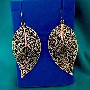 Avon Golden Gold Tone Rose Accent Leaf Dangle Earrings 2007